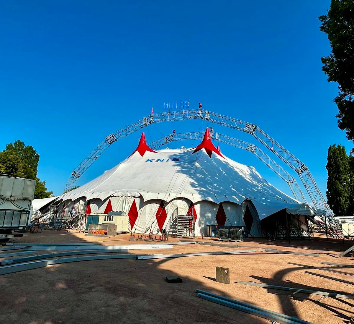 Le cirque Knie lance sa tournée romande 2025 à Neuchâtel après plusieurs années d’absence