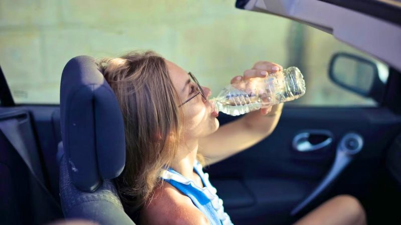Pourquoi il est risqué de boire une bouteille d’eau en plastique laissée dans une voiture chaude