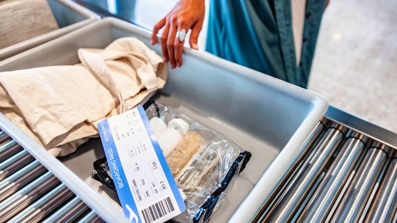 Voyage en avion : vers la fin de la limite de 100 ml pour les liquides en cabine d’ici 2025