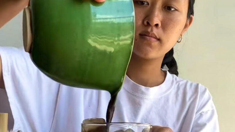 Le hojicha latte, l’alternative au matcha qui séduit les amateurs de thé