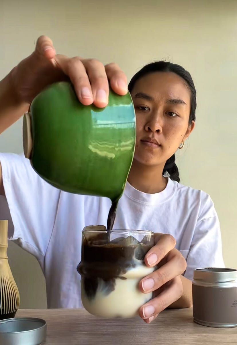 Le hojicha latte, l’alternative au matcha qui séduit les amateurs de thé