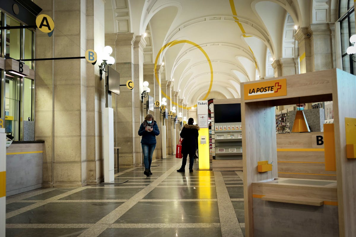 Délocalisation de postes informatiques à Lisbonne : la Poste suisse sous le regard des élus