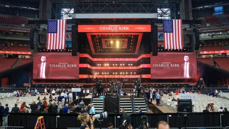 Hommage massif du trumpisme à Charlie Kirk au State Farm Stadium en Arizona