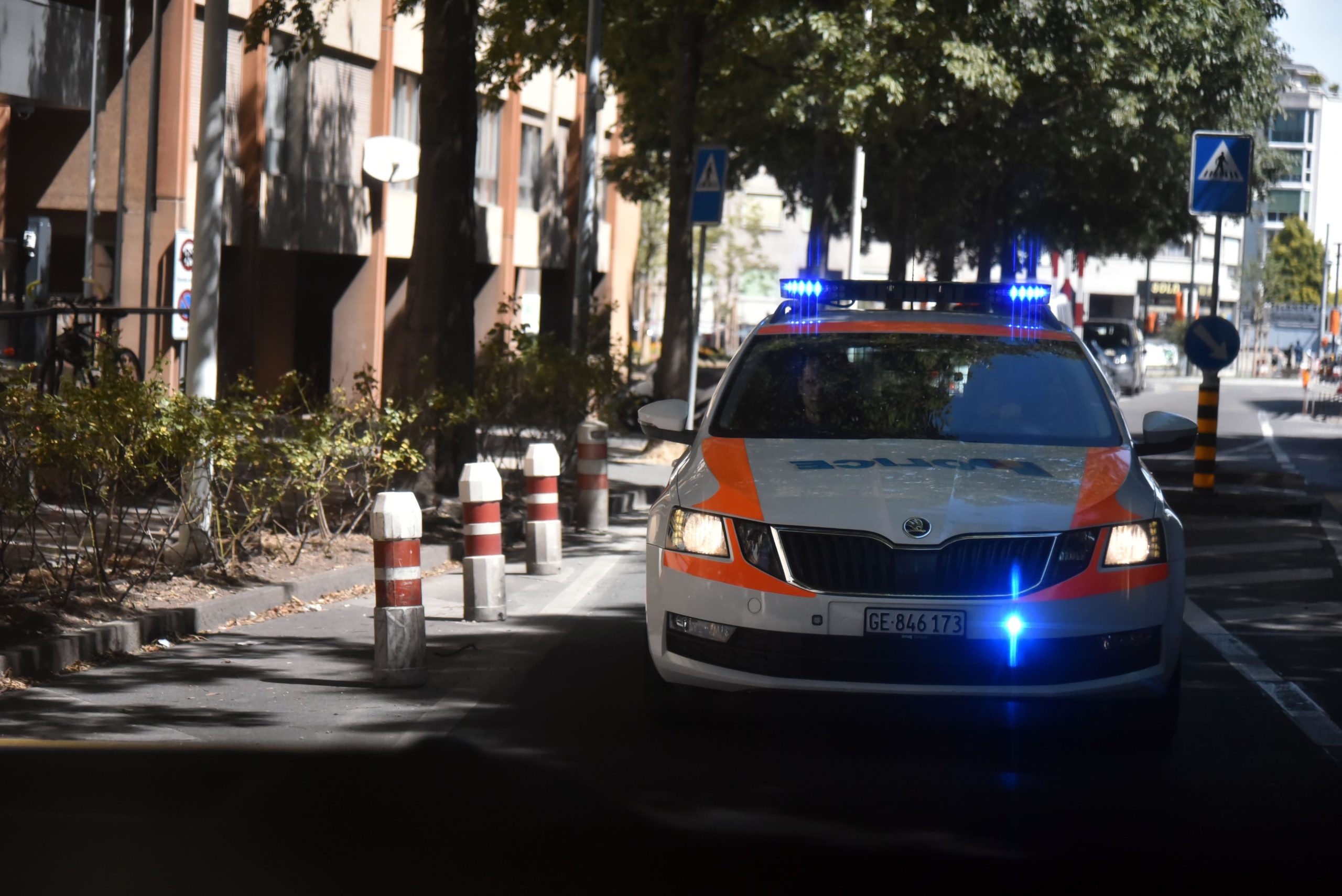 Genève: femme de 34 ans accusée du meurtre de sa grand-mère, évoquant une légitime défense et des voix