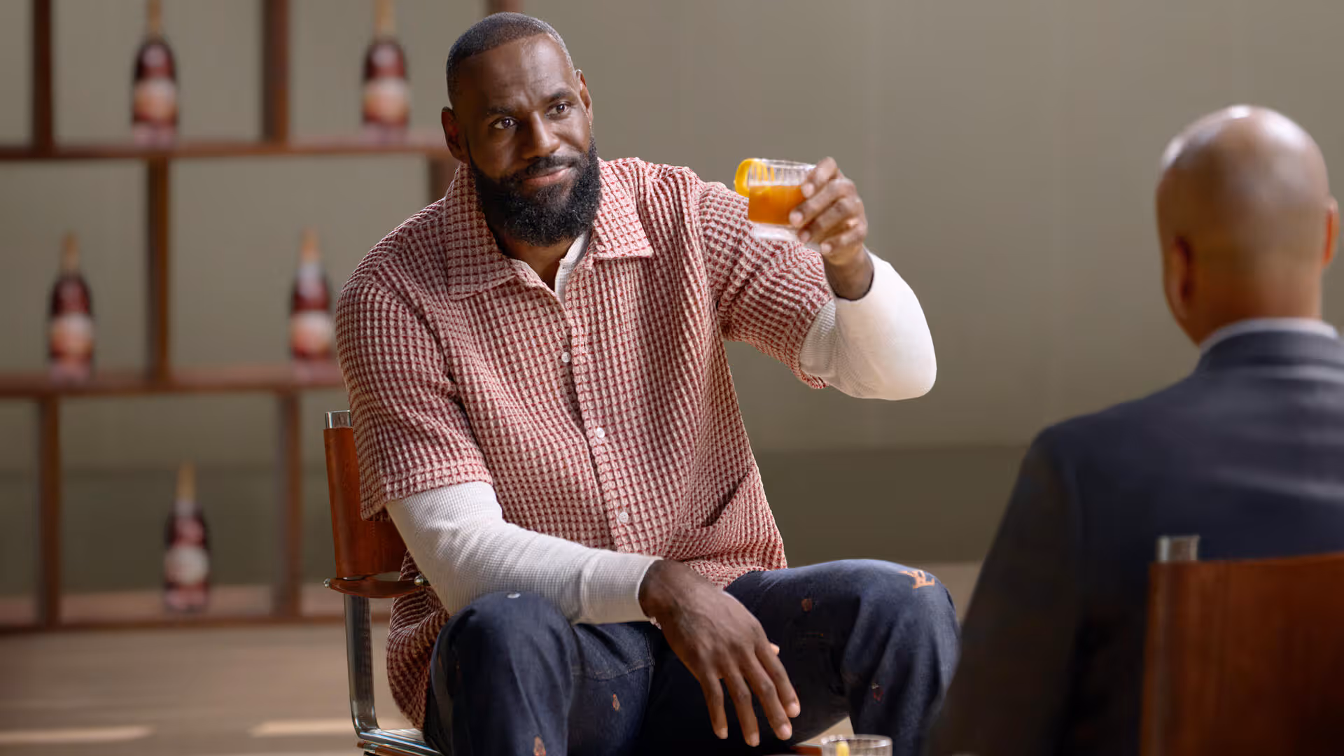 LeBron James s’associe à Hennessy dans une opération publicitaire, pas une retraite