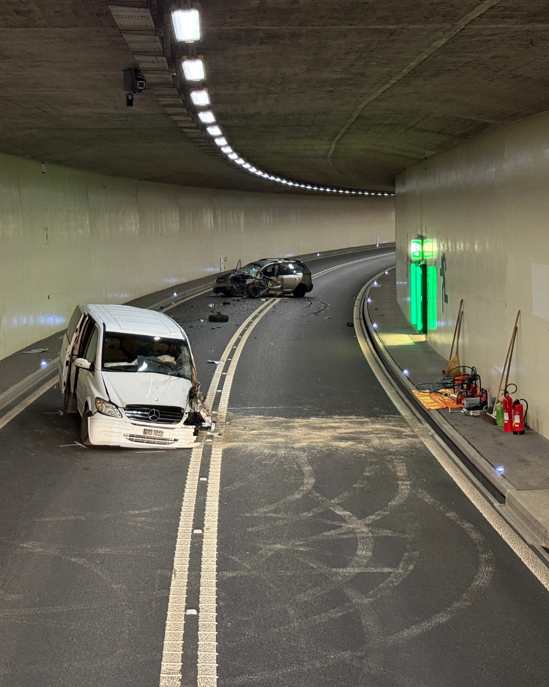 Accident dans le tunnel de Zollhaus à Sachseln : deux conducteurs blessés et tunnels fermés