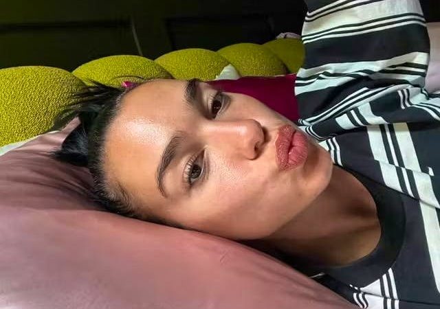 Oreiller en soie : protéger cheveux et peau au réveil, conseils d’experts et alternatives