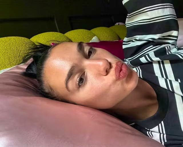 Oreiller en soie : protéger cheveux et peau au réveil, conseils d’experts et alternatives