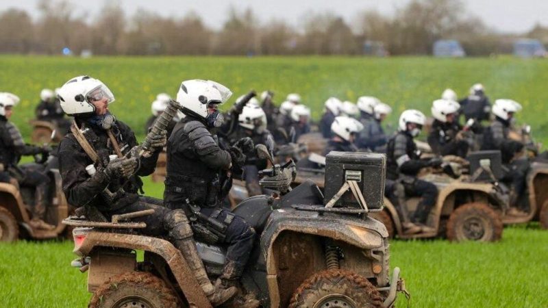 Sainte-Soline: des vidéos de gendarmes évoquant des tirs et une volonté de blesser, selon Libération et Mediapart