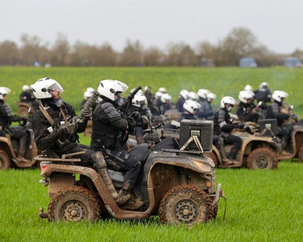 Sainte-Soline: des vidéos de gendarmes évoquant des tirs et une volonté de blesser, selon Libération et Mediapart