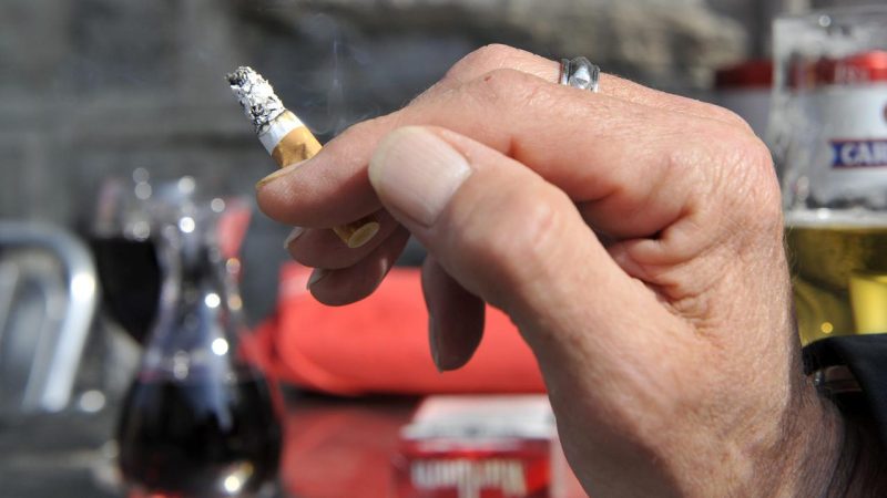 Genève: interdiction potentielle de fumer sur les terrasses lors des repas, le texte adopté et les modalités à fixer par le Conseil d’État