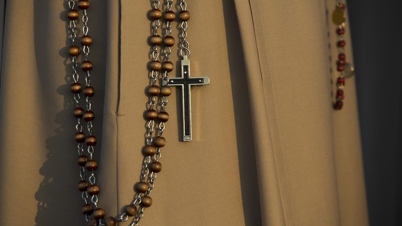 Genève : neutralité religieuse des élus — un texte qui relance le débat et l’examen fédéral