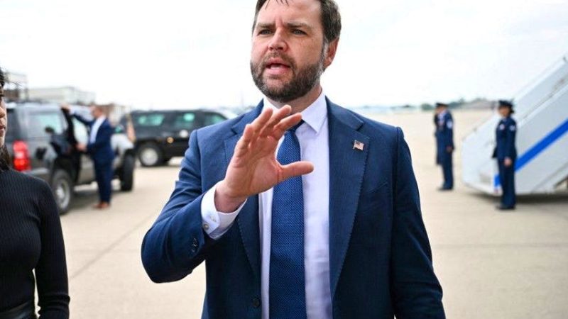 JD Vance défend son espoir que son épouse Usha se convertisse à sa foi malgré les critiques