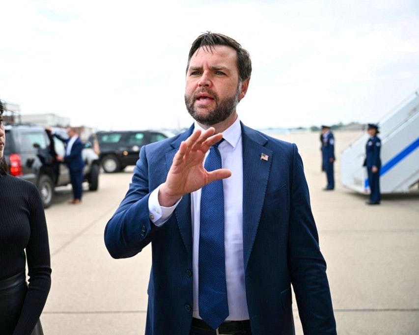 JD Vance défend son espoir que son épouse Usha se convertisse à sa foi malgré les critiques