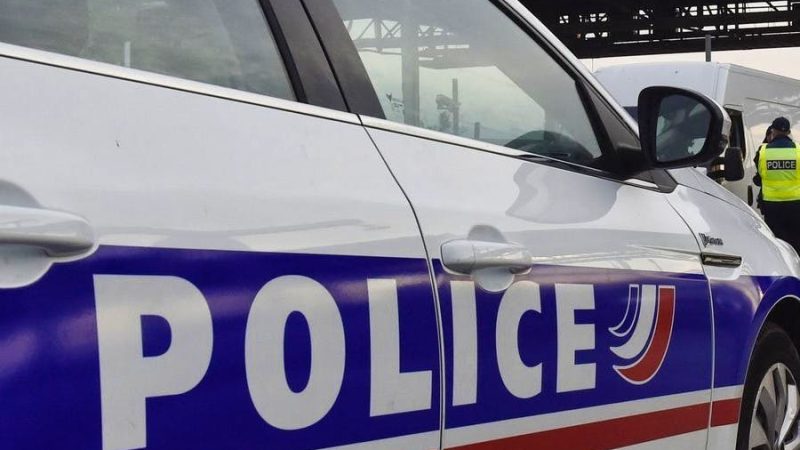 Conducteur fuit l’interpellation en forçant le péage de Lançon-De-Provence et percutant une voiture de police ; trois policiers blessés près d’Aix-en-Provence
