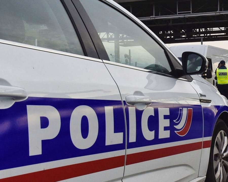 Conducteur fuit l’interpellation en forçant le péage de Lançon-De-Provence et percutant une voiture de police ; trois policiers blessés près d’Aix-en-Provence